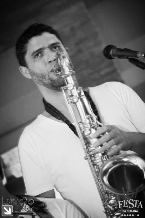 Professor Anderson tocando saxofone