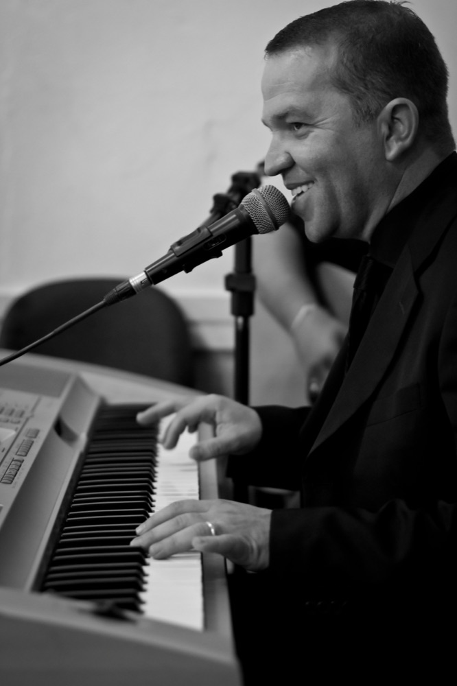Clever Neves tocando teclado e cantando